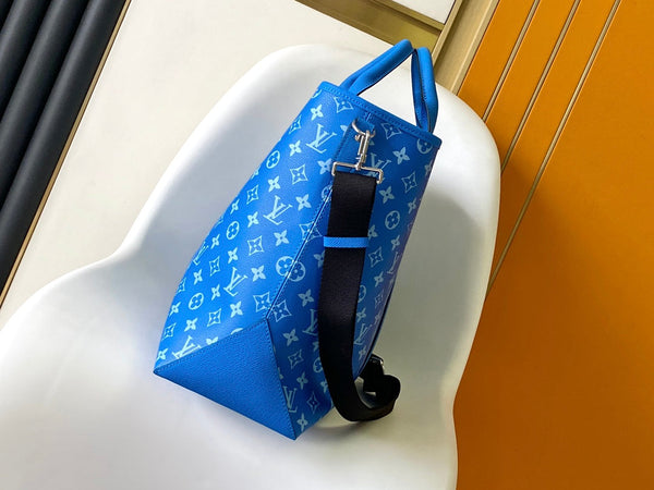 Borsa tote LV The Weekend 43 cm in tela monogramma blu e pelle Taïga 
