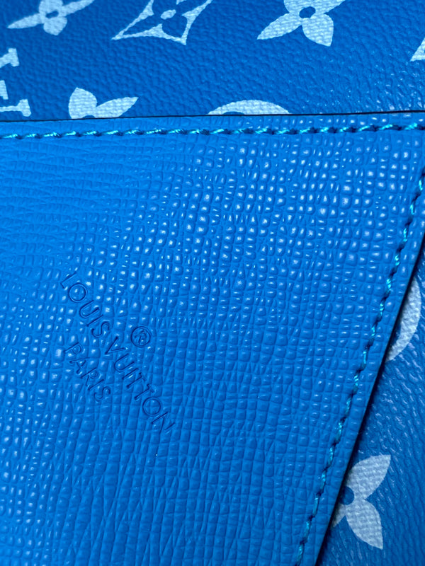 Borsa tote LV The Weekend 43 cm in tela monogramma blu e pelle Taïga 