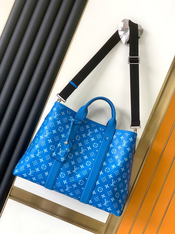 Borsa tote LV The Weekend 43 cm in tela monogramma blu e pelle Taïga 