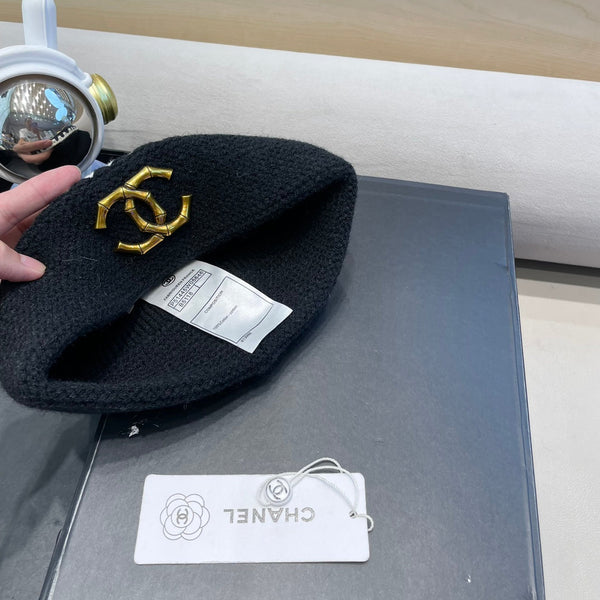 CAPPELLO IN MAGLIA DI LANA NERA 424303 