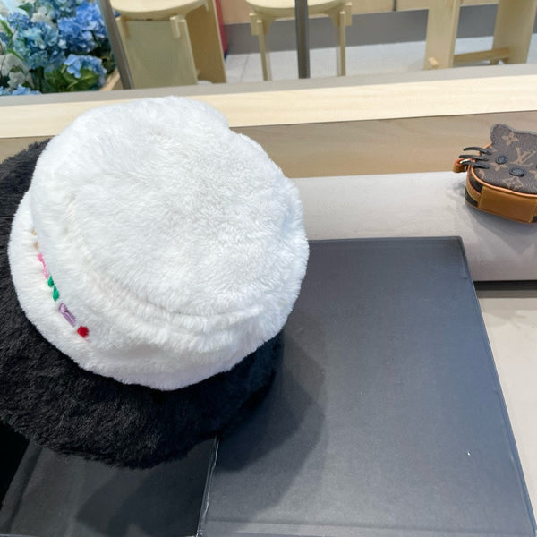 CAPPELLO A SECCHIELLO IN PELLICCIA DI AGNELLO BIANCO E NERO 430218 