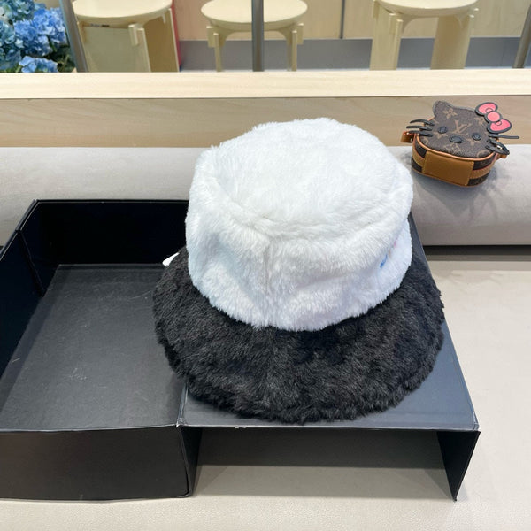 CAPPELLO A SECCHIELLO IN PELLICCIA DI AGNELLO BIANCO E NERO 430218 