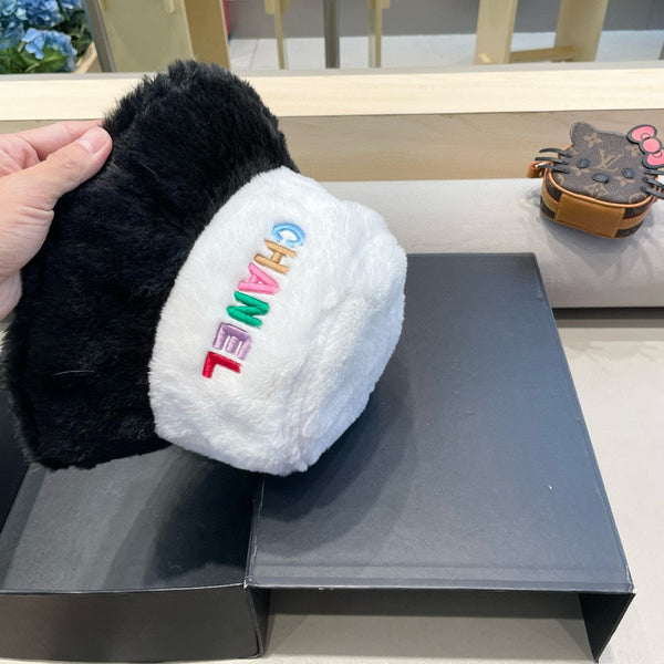 CAPPELLO A SECCHIELLO IN PELLICCIA DI AGNELLO BIANCO E NERO 430218 