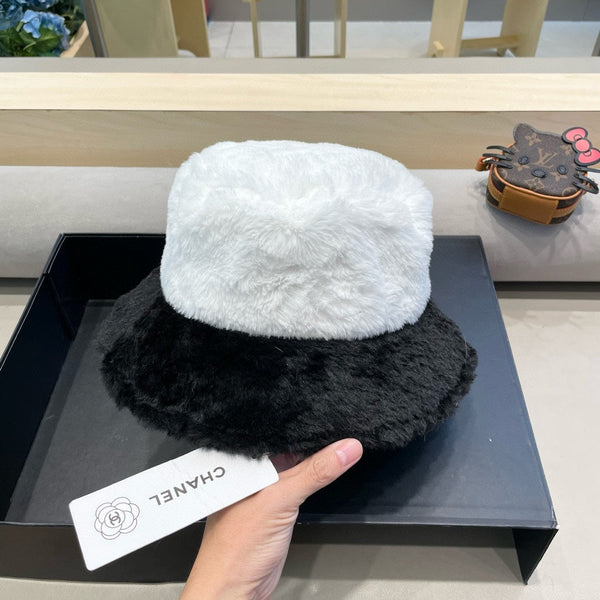 CAPPELLO A SECCHIELLO IN PELLICCIA DI AGNELLO BIANCO E NERO 430218 