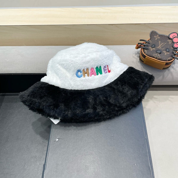 CAPPELLO A SECCHIELLO IN PELLICCIA DI AGNELLO BIANCO E NERO 430218 