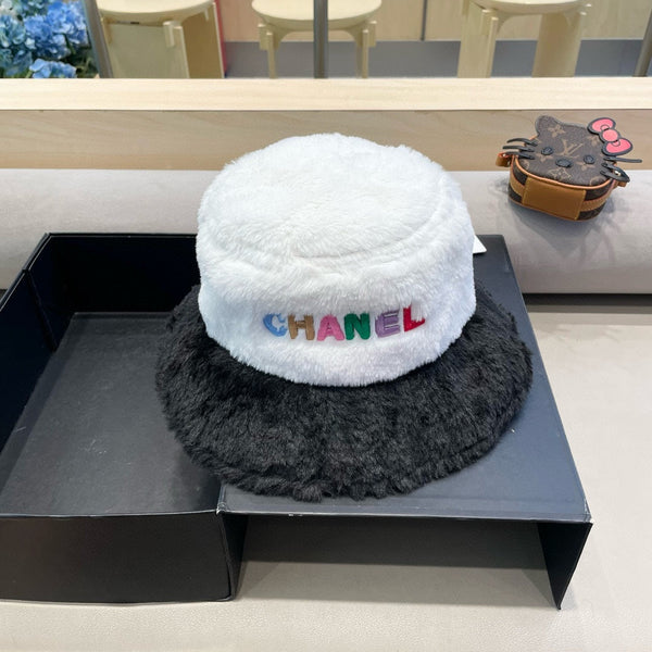 CAPPELLO A SECCHIELLO IN PELLICCIA DI AGNELLO BIANCO E NERO 430218 