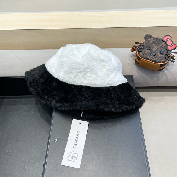 CAPPELLO A SECCHIELLO IN PELLICCIA DI AGNELLO BIANCO E NERO 430218 
