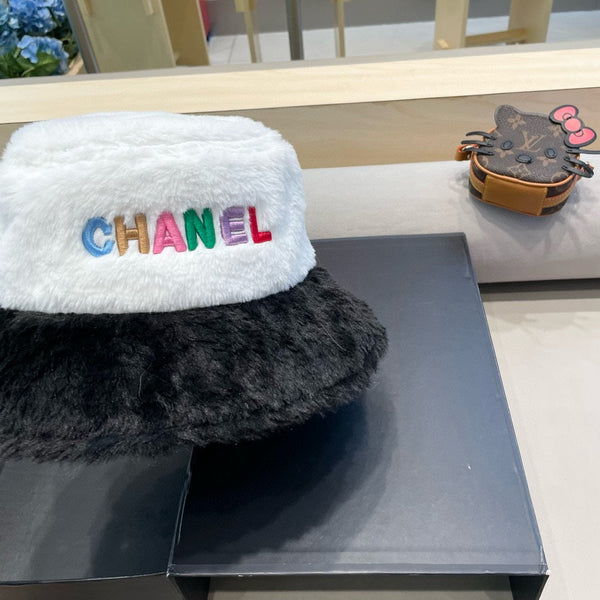 CAPPELLO A SECCHIELLO IN PELLICCIA DI AGNELLO BIANCO E NERO 430218 