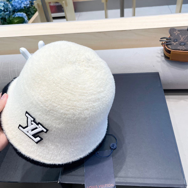 CAPPELLO A SECCHIELLO IN PELLICCIA DI AGNELLO BIANCO E NERO 431377