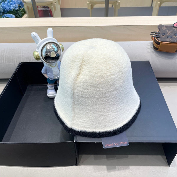 CAPPELLO A SECCHIELLO IN PELLICCIA DI AGNELLO BIANCO E NERO 431377