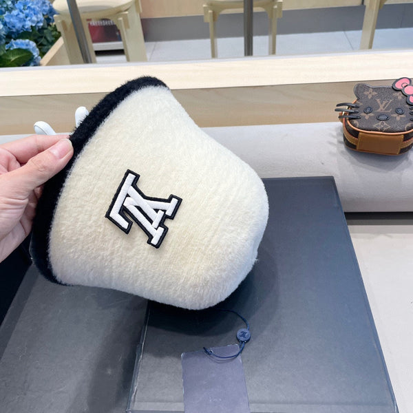 CAPPELLO A SECCHIELLO IN PELLICCIA DI AGNELLO BIANCO E NERO 431377