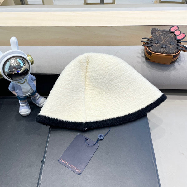 CAPPELLO A SECCHIELLO IN PELLICCIA DI AGNELLO BIANCO E NERO 431377