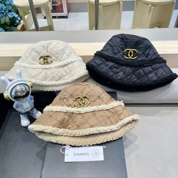 CAPPELLO A SECCHIELLO IN LANA DI AGNELLO MARRONE CAMMELLO E COTONE SPESSO 431684 