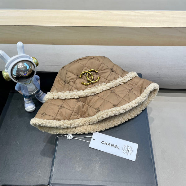 CAPPELLO A SECCHIELLO IN LANA DI AGNELLO MARRONE CAMMELLO E COTONE SPESSO 431684 