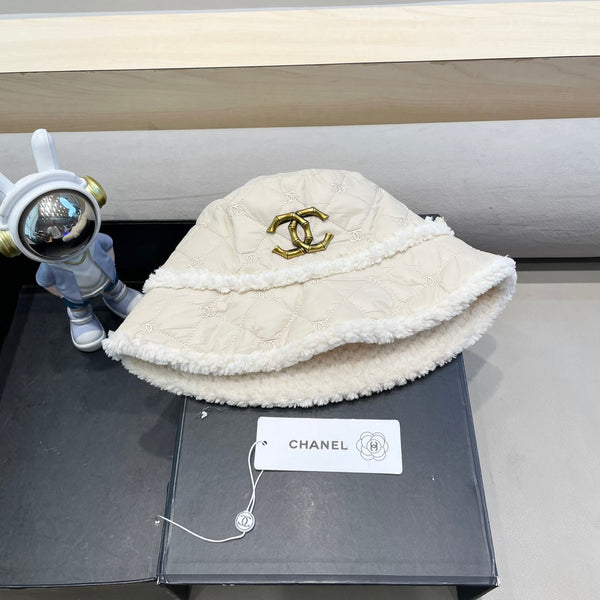 BUCKET HAT IN WHITE LAMB WOOL AND THICK COTTON 431685