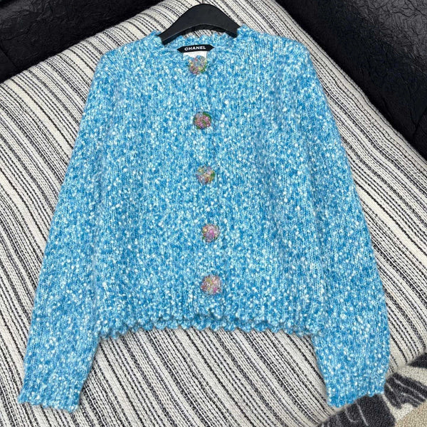 Veste CC 2025 avec Gros Bouton en Strass Laine Bleue 325884
