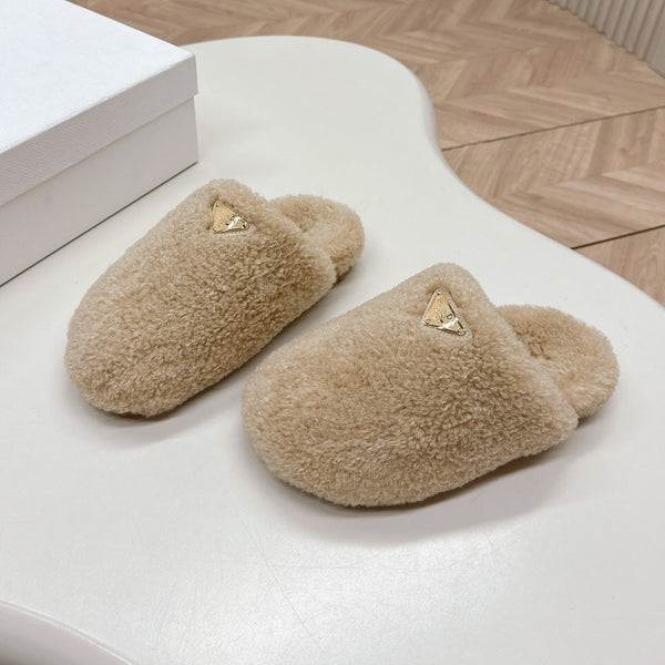 MULES CON LOGO TRIANGOLARE ATTACCATO IN SHEARLING BEIGE