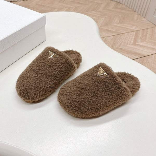 MULES CON LOGO TRIANGOLARE ATTACCATO IN SHEARLING MARRONE LEGNO