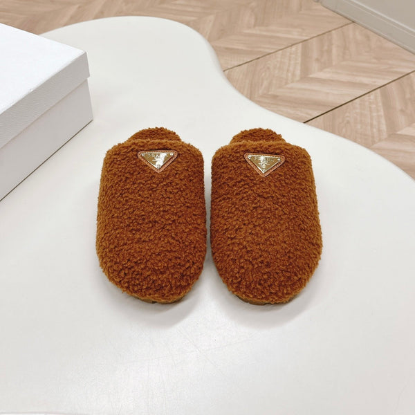 MULES CON LOGO TRIANGOLARE ATTACCATO IN SHEARLING MARRONE BRONZO