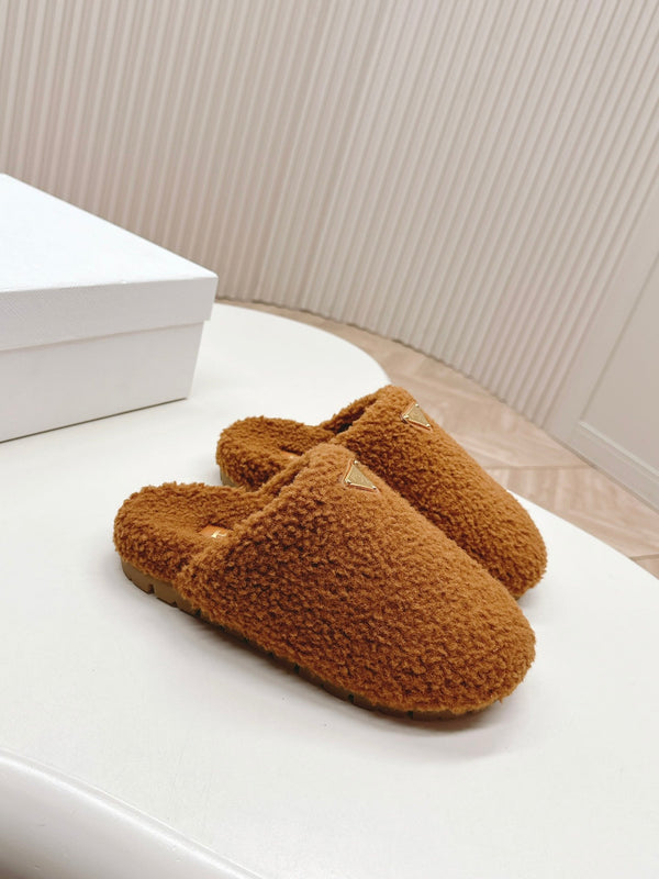 MULES CON LOGO TRIANGOLARE ATTACCATO IN SHEARLING MARRONE BRONZO