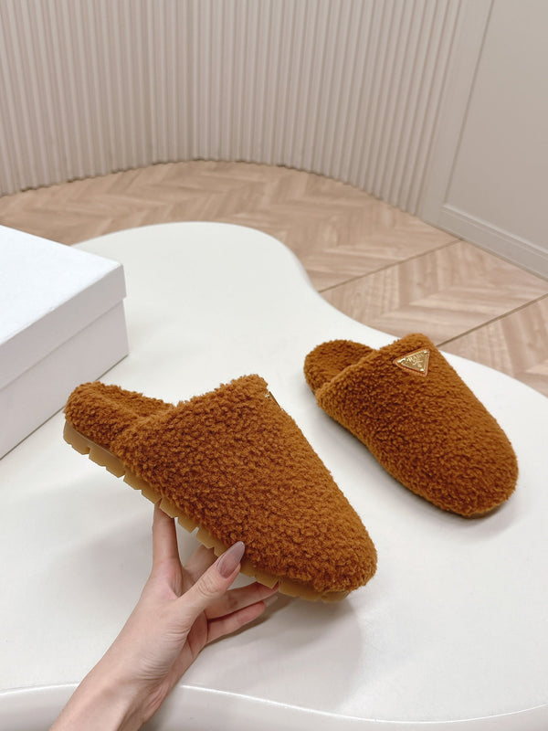 MULES CON LOGO TRIANGOLARE ATTACCATO IN SHEARLING MARRONE BRONZO