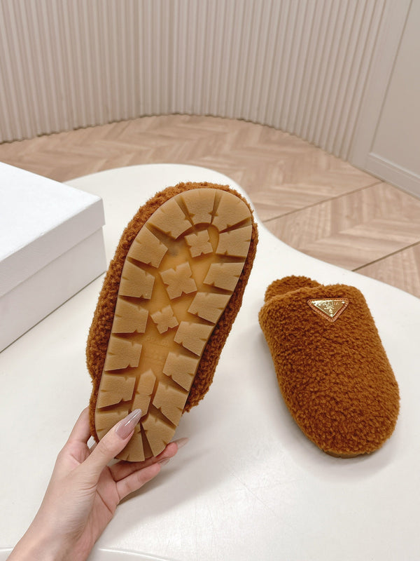 MULES CON LOGO TRIANGOLARE ATTACCATO IN SHEARLING MARRONE BRONZO