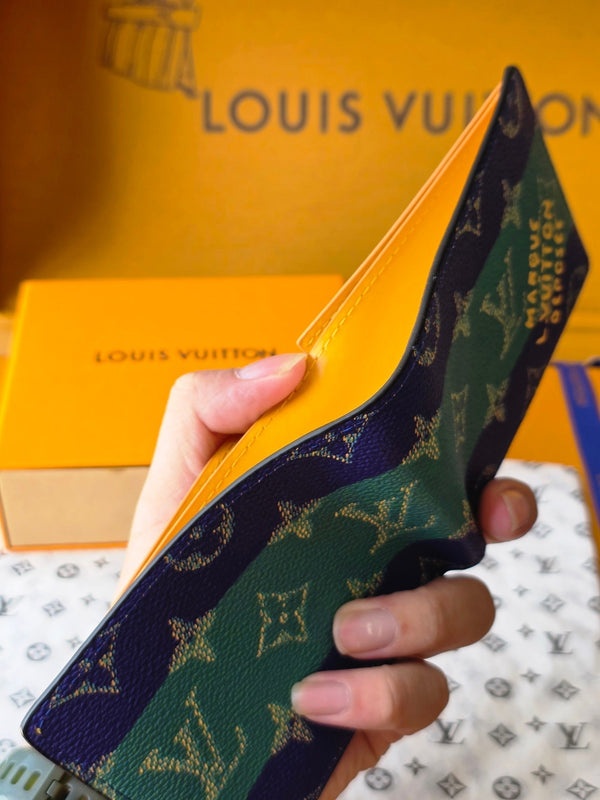 LV M25795 Portafoglio multiplo in pelle di vacchetta blu scuro verde acqua