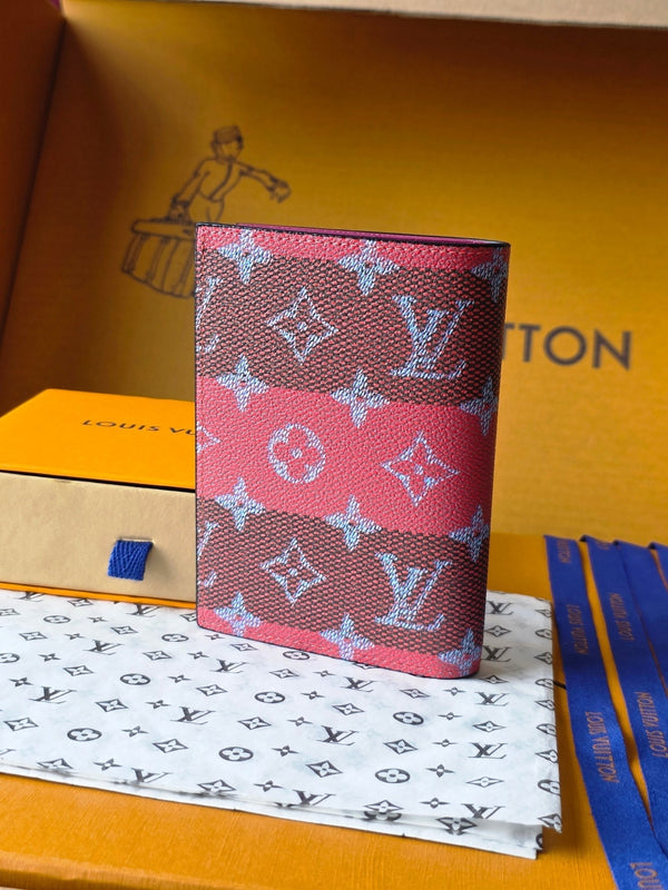 LV M26538 Portapassaporto in pelle di vacchetta rossa e nera