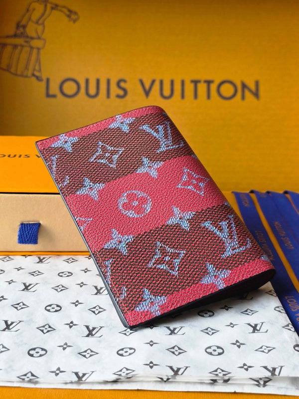 LV M26538 Portapassaporto in pelle di vacchetta rossa e nera