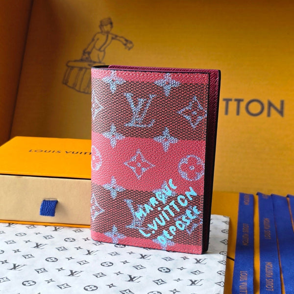LV M26538 Portapassaporto in pelle di vacchetta rossa e nera