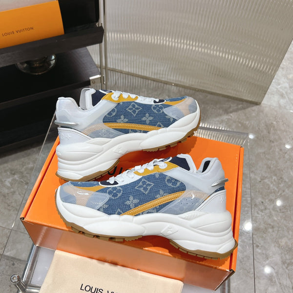 Sneaker LV Run 55 da 50 mm in tessuto jacquard monogramma blu-arancio