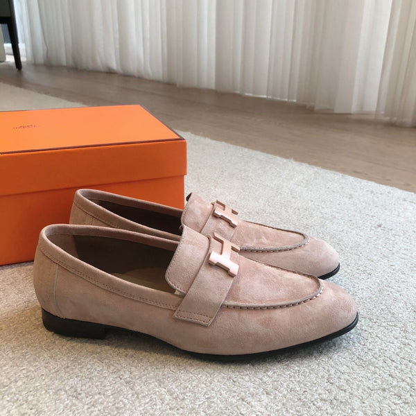 Mocassino Paris in pelle di vitello scamosciata color pesca con fibbia distintiva 509351