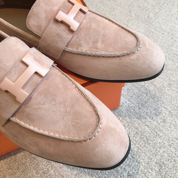 Mocassino Paris in pelle di vitello scamosciata color pesca con fibbia distintiva 509351