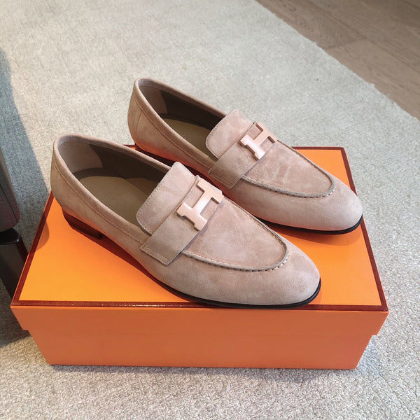 Mocassino Paris in pelle di vitello scamosciata color pesca con fibbia distintiva 509351
