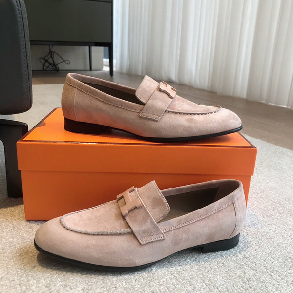 Mocassino Paris in pelle di vitello scamosciata color pesca con fibbia distintiva 509351