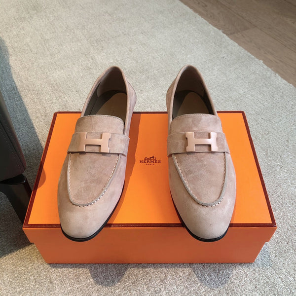 Mocassino Paris in pelle di vitello scamosciata color pesca con fibbia distintiva 509351