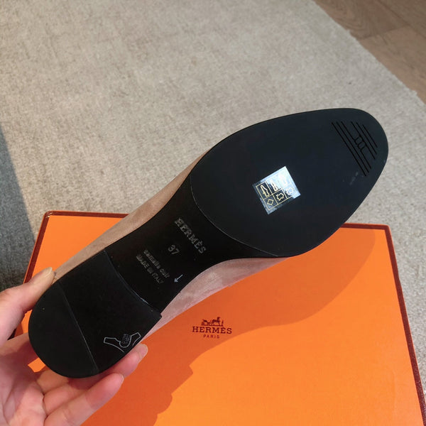 Mocassino Paris in pelle di vitello scamosciata color pesca con fibbia distintiva 509351