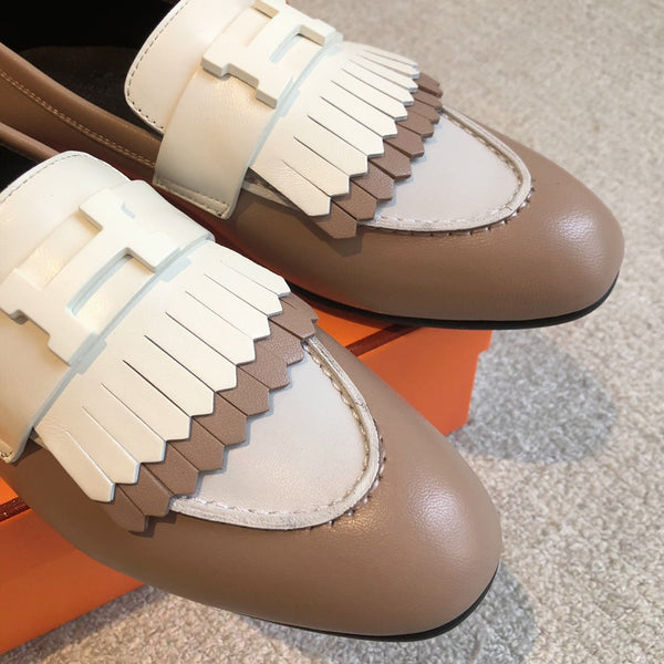 Mocassino Royal in pelle di vitello marrone misto bianco con frange e fibbia bianca con firma 509411