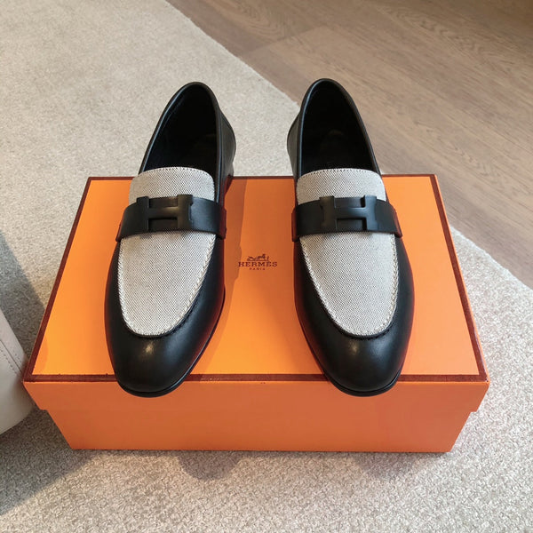 Mocassino Paris in tela grigia e pelle di vitello nera con fibbia distintiva 734379