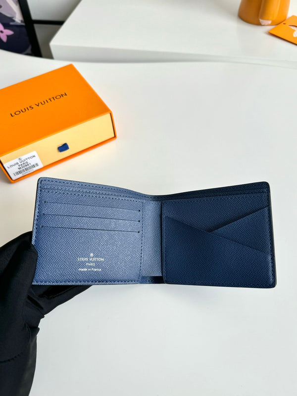 Portafoglio multiplo LV in pelle di mucca Taiga blu nero 221440