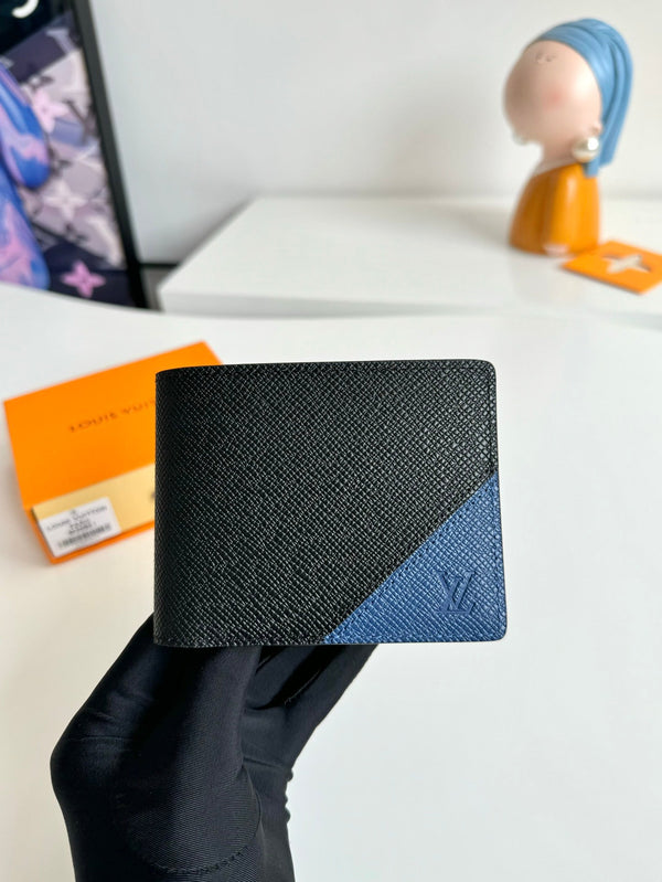 Portafoglio multiplo LV in pelle di mucca Taiga blu nero 221440