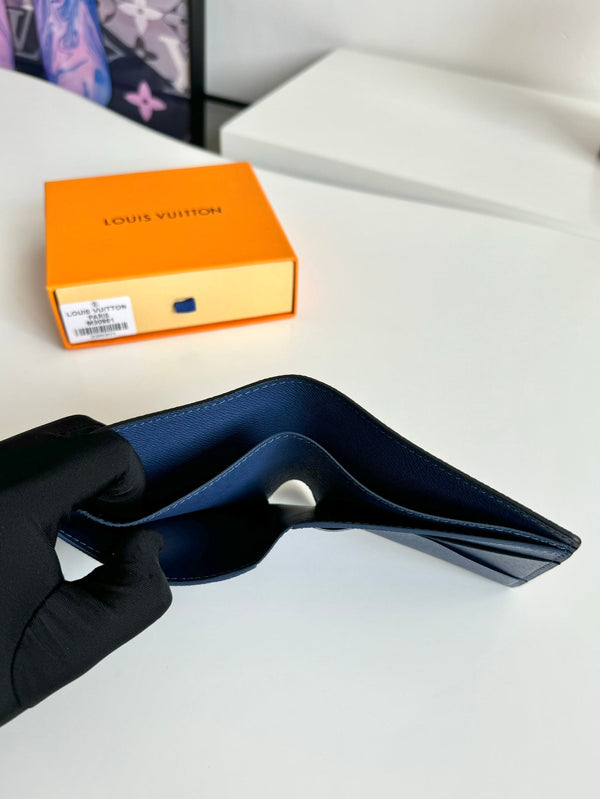 Portafoglio multiplo LV in pelle di mucca Taiga blu nero 221440
