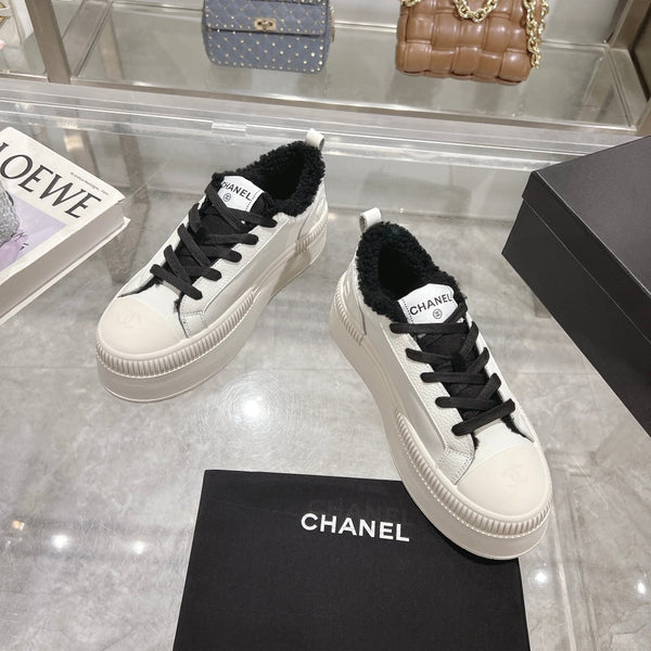 Sneaker CC in pelle di vacchetta bianca e fodera in lana nera