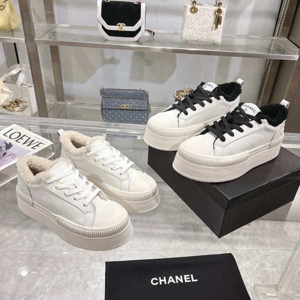Sneaker CC in pelle di vacchetta bianca e fodera in lana nera