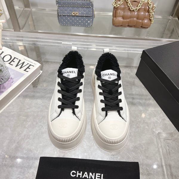 Sneaker CC in pelle di vacchetta bianca e fodera in lana nera