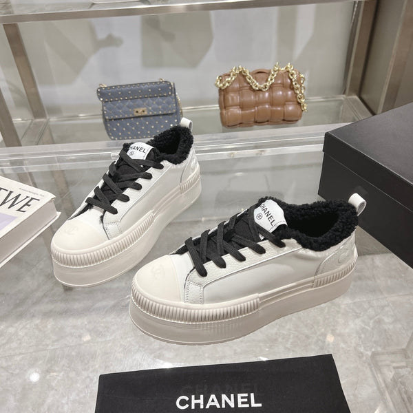 Sneaker CC in pelle di vacchetta bianca e fodera in lana nera