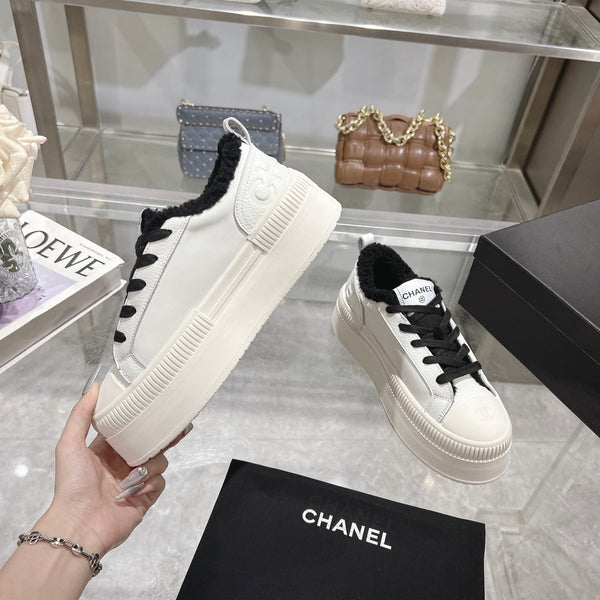 Sneaker CC in pelle di vacchetta bianca e fodera in lana nera