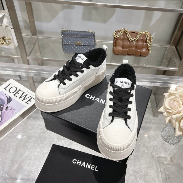 Sneaker CC in pelle di vacchetta bianca e fodera in lana nera