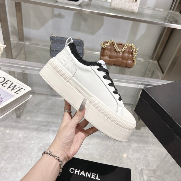 Sneaker CC in pelle di vacchetta bianca e fodera in lana nera