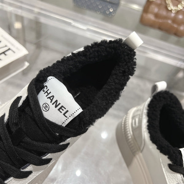 Sneaker CC in pelle di vacchetta bianca e fodera in lana nera
